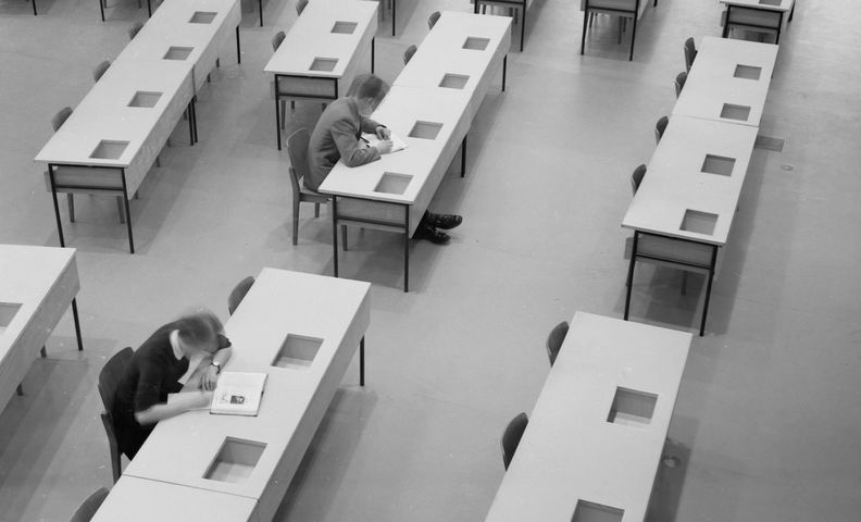 Kuva: Kanerva, T. Kirjaston lukusali. 1970. Finnish Heritage Agency. Historian kuvakokoelma.