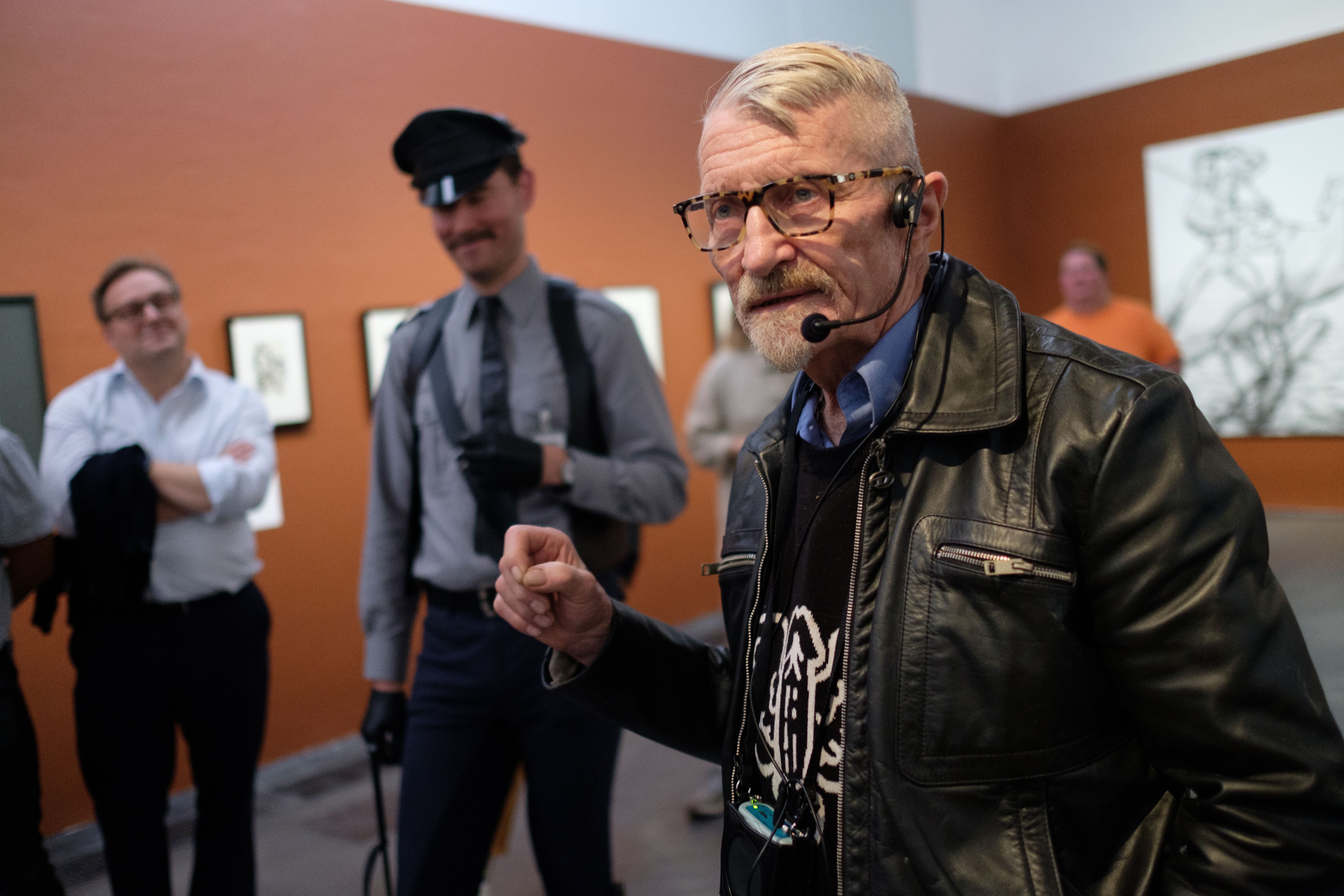 Kuvassa Durk Dehner Tom of Finland näyttelyssä