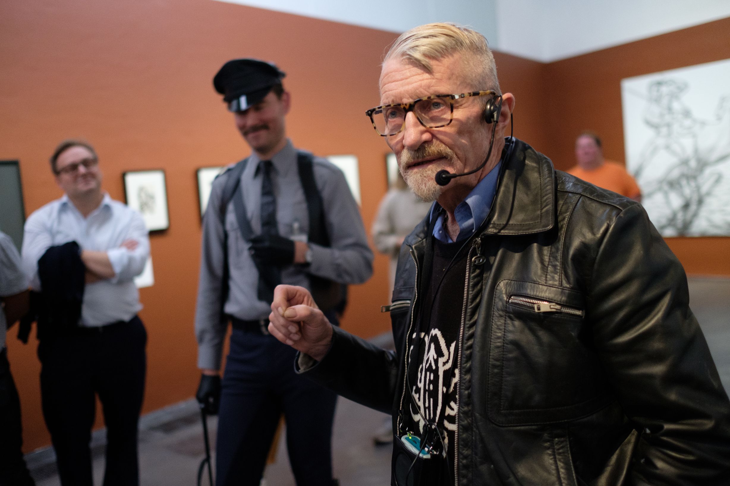 Kuvassa Durk Dehner Tom of Finland näyttelyssä