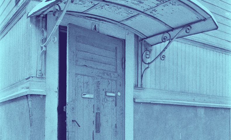 Kuva: Puisen asuinrakennuksen sisäänkäynti Puu-Vallilassa.