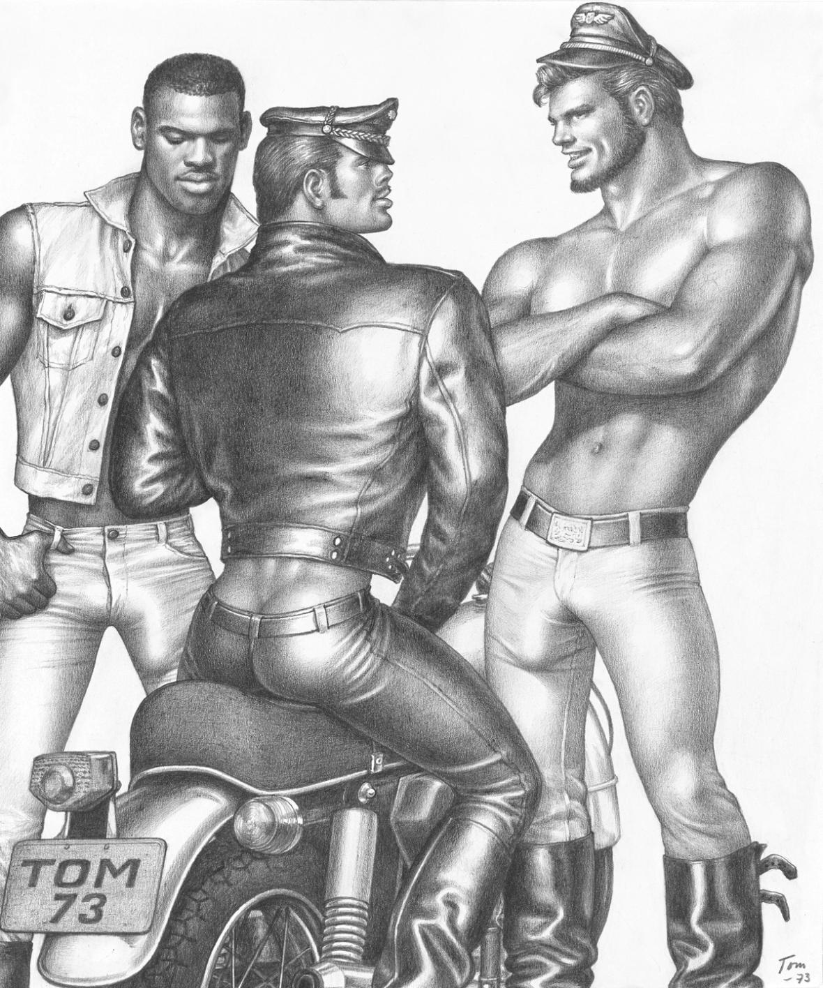 Kuva Tom of Finland -teoksesta jossa kolme miestä, joista yksi istuu moottoripyörällä selin katsojaan