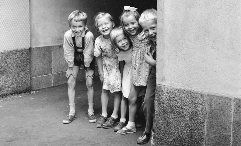 Kuva: Kanerva, T. Lapset kurkkaavat porttikongista. 1963. Finnish Heritage Agency. Historian kuvakokoelma.