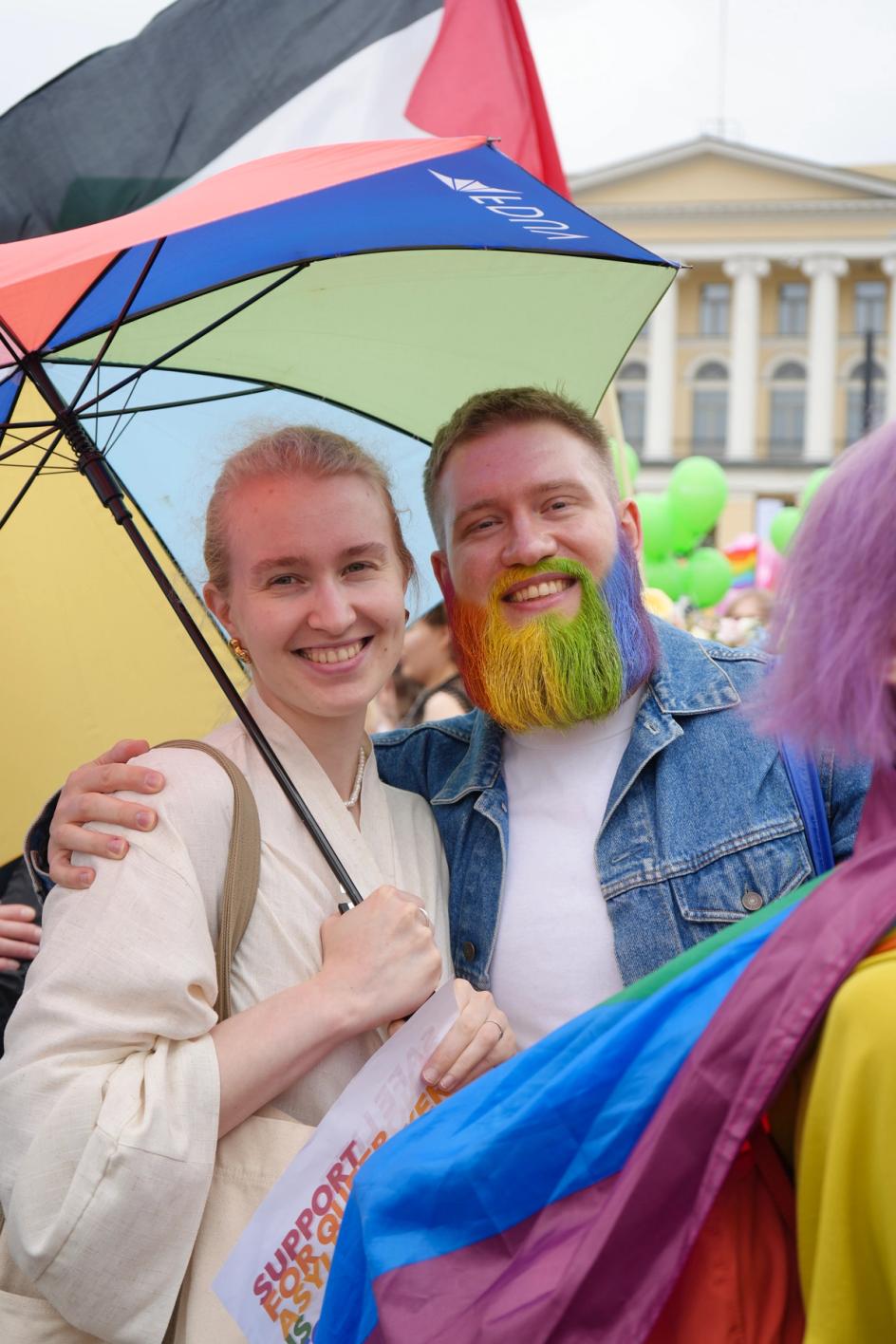Улыбающаяся пара на прайде в Хельсинки. (Hymyilevä pari Helsinki Pridessa)