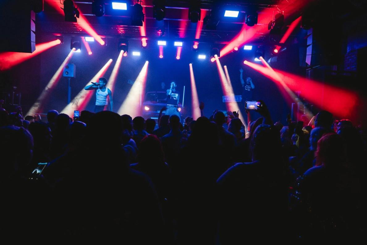 Концерт с красными прожекторами и толпой зрителей (Konsertti punaisine valoineen ja yleisöineen)