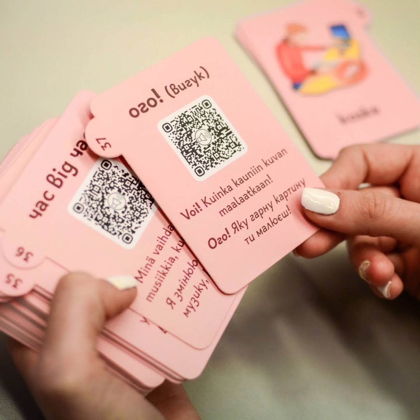 Руки, держащие карточки для изучения языка (Kädet pitämässä kielikortteja)