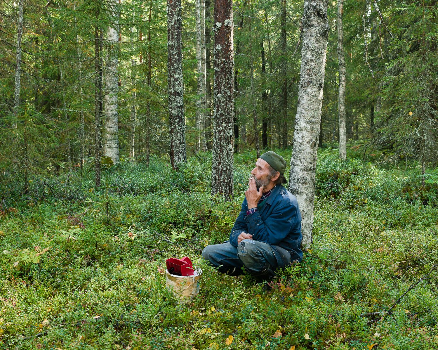 Мужчина курит в лесу (Mies polttaa metsässä)