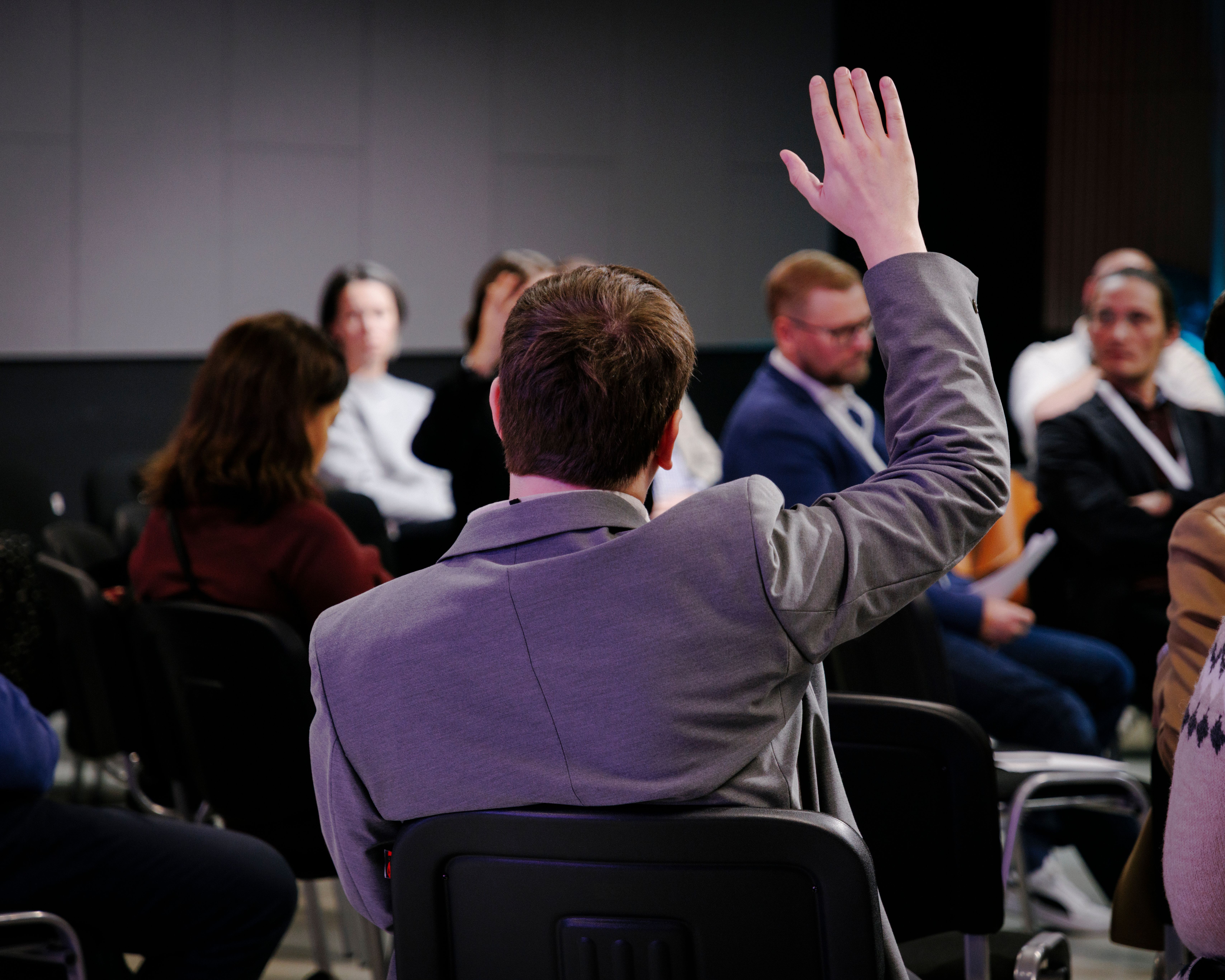 Участник поднимает руку на дискуссии CulturalistTalks. (Osallistuja nostaa kätensä CulturalistTalks-keskustelussa.)