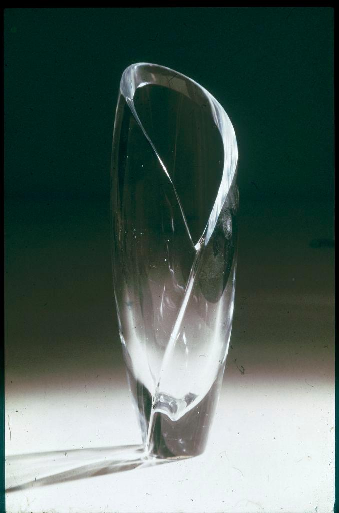 Kuva Gunnel Nymanin suunnittelemasta lasimaljakosta