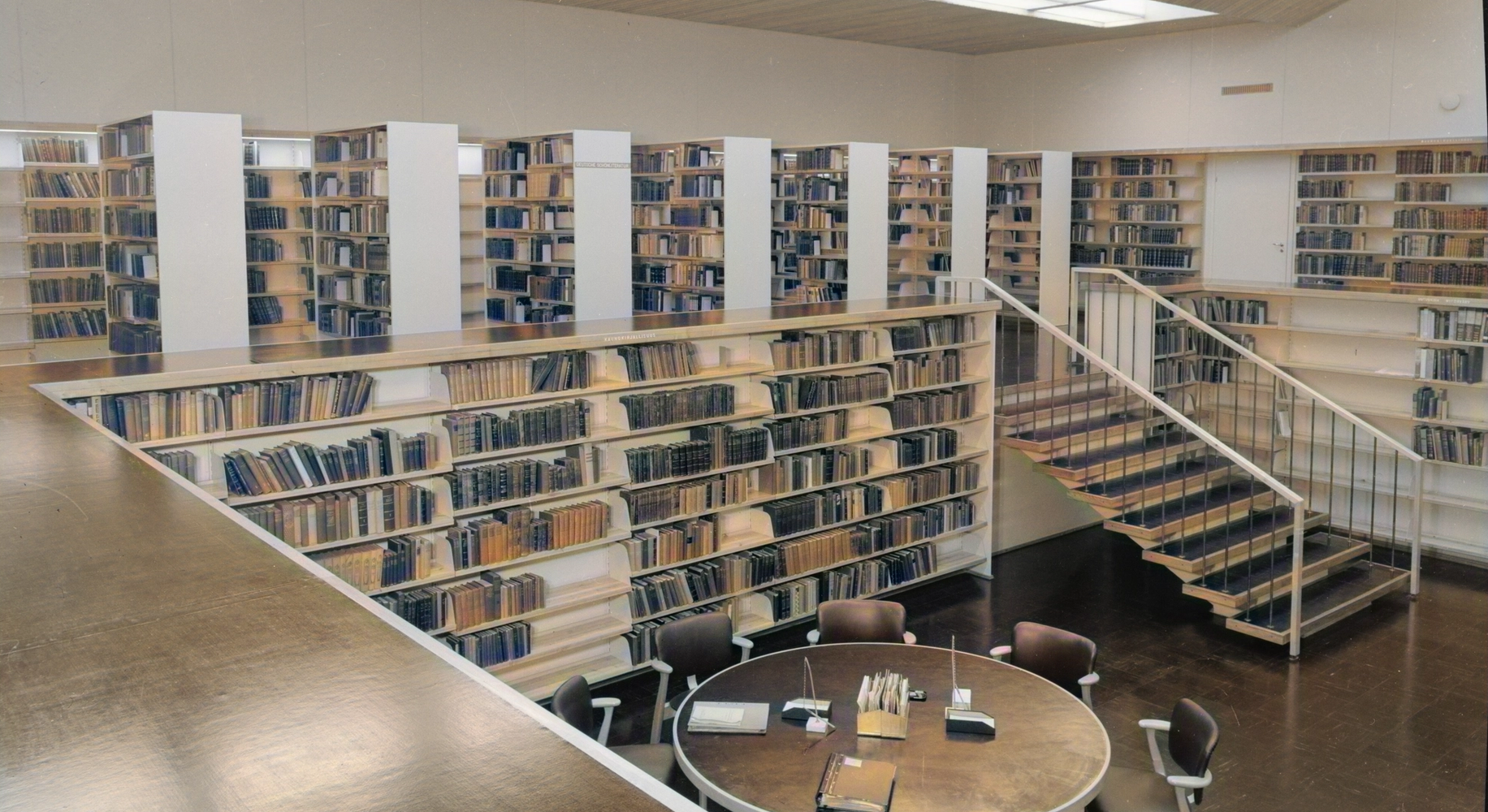 Ihmisiä kirjastossa