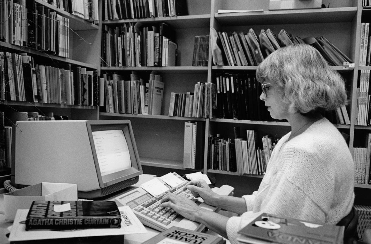 Keravan kirjaston kirjastonhoitaja työskentelemässä atk-päätteellä