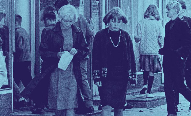 Kuva: Haapasaari, M. Ihmisiä kävelemässä kadulla. Hyvinkään kaupunginmuseo.