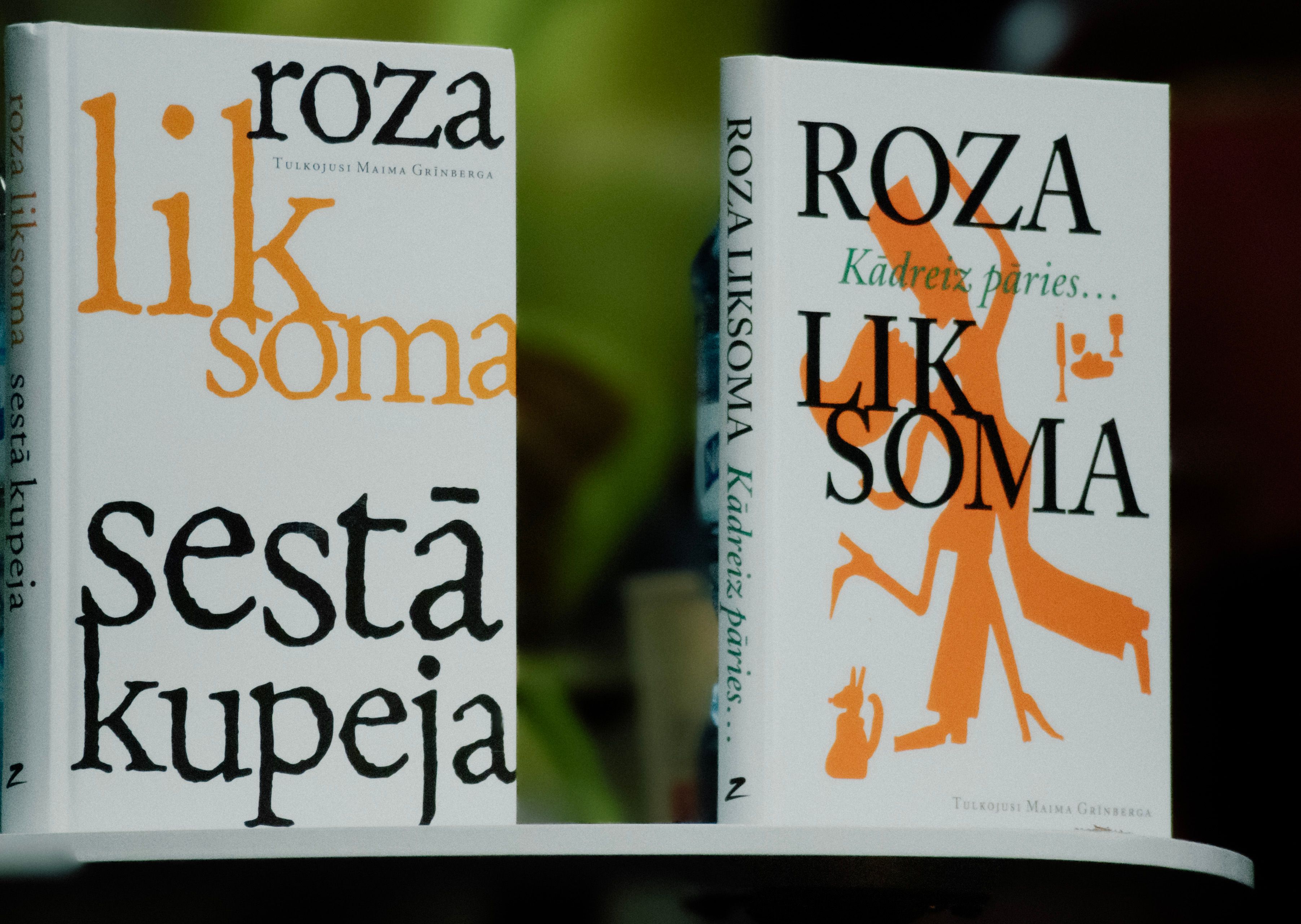 Kaksi Rosa Liksomin kirjaa pöydällä