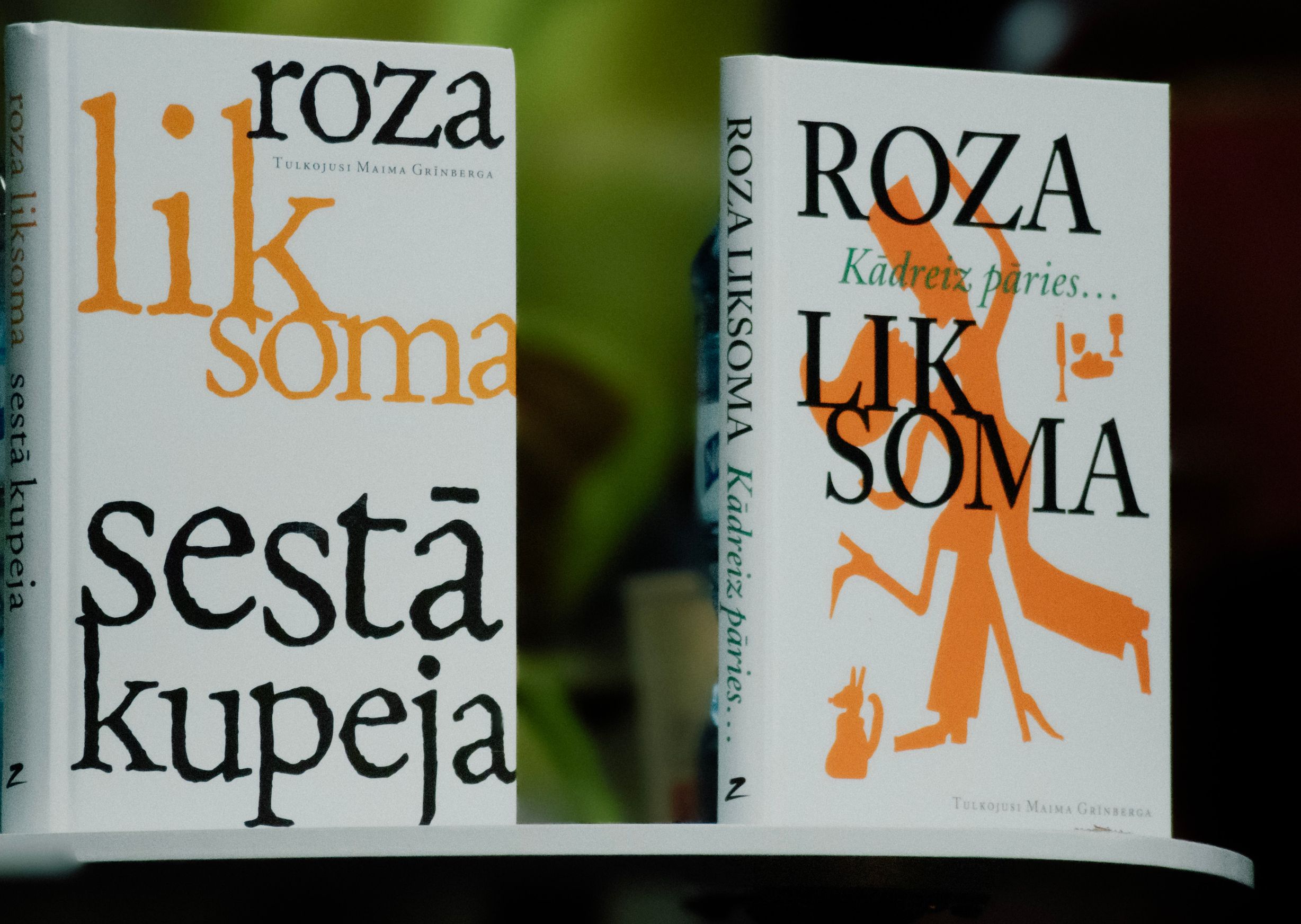 Kaksi Rosa Liksomin kirjaa pöydällä