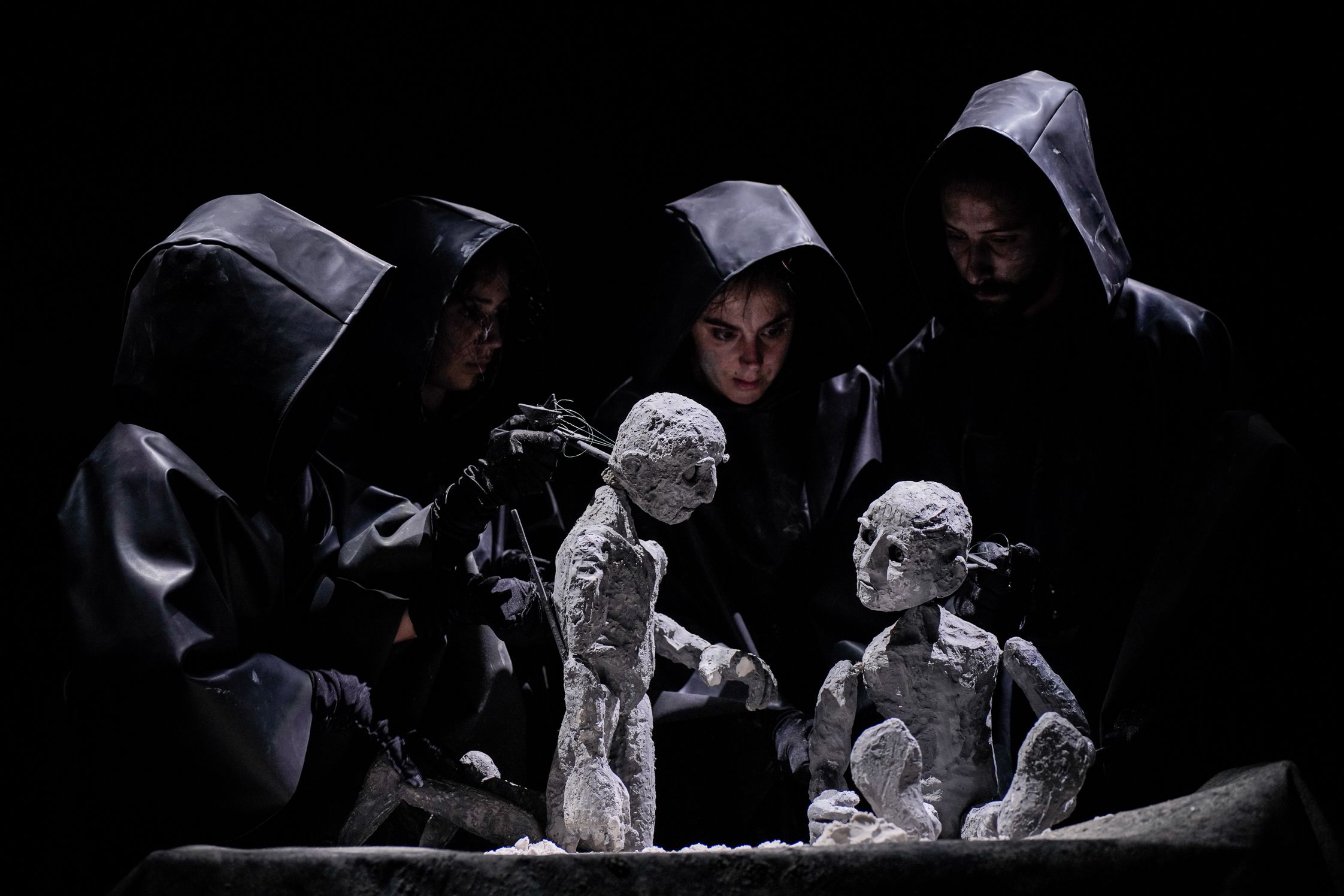 Сцена из спектакля Teatro del Dragon «Golem – e fango è il mondo» (Kohtaus esityksestä Golem – e fango è il mondo)