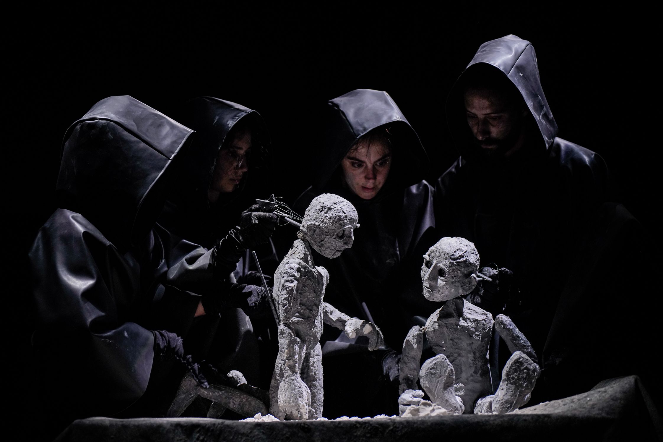 Сцена из спектакля Teatro del Dragon «Golem – e fango è il mondo» (Kohtaus esityksestä Golem – e fango è il mondo)
