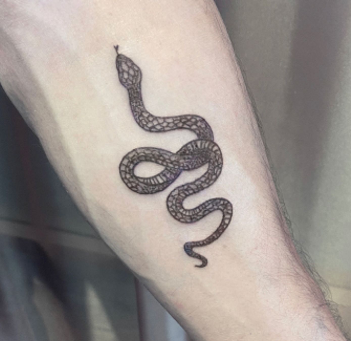 ephemeral-temporary-tattoo-snake-design-shading realistic