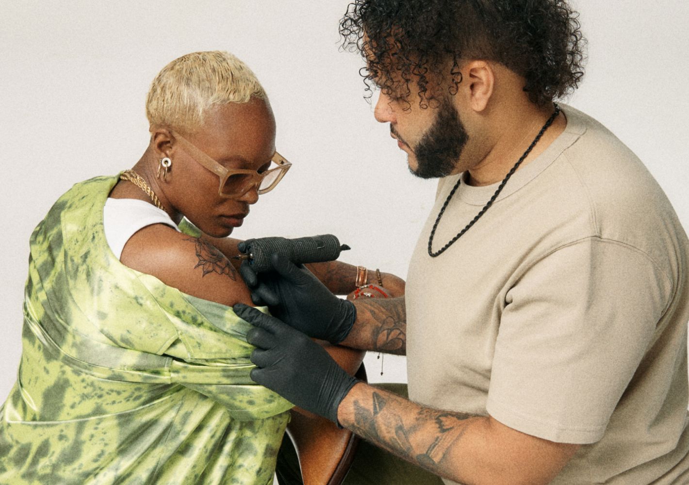 ephemeral tattoo temporary tattoo artist and client