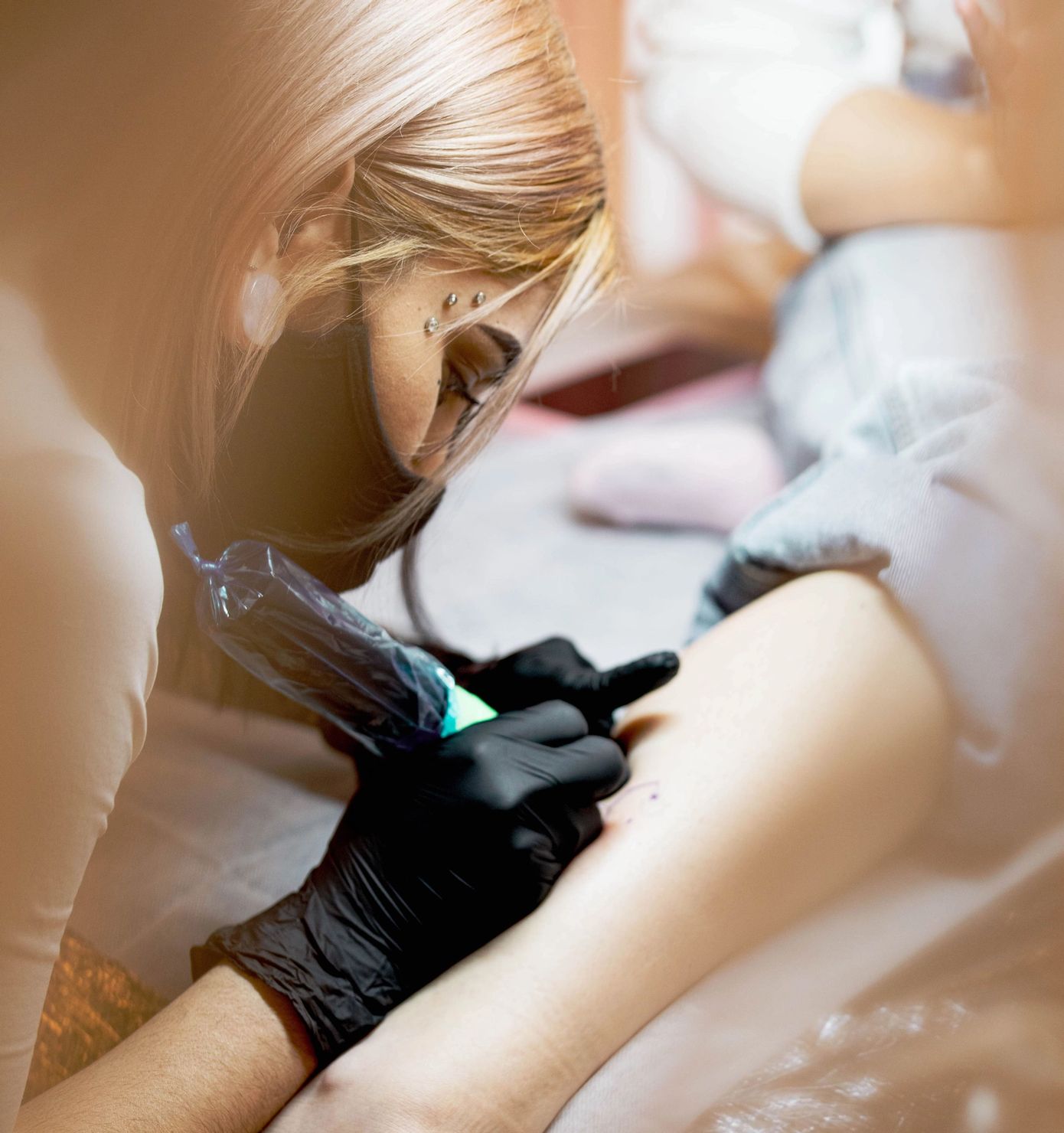 ephemeral artist giving a temporary tattoo with made to fade ink