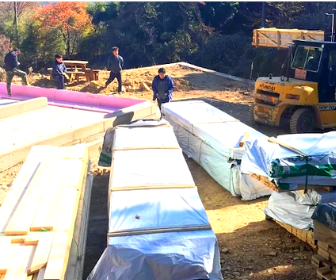 This image illustrates the Site Preparation and Unloading phase, which is the immediate next step after the truck arrives. This is where the logistics transition into actual construction.