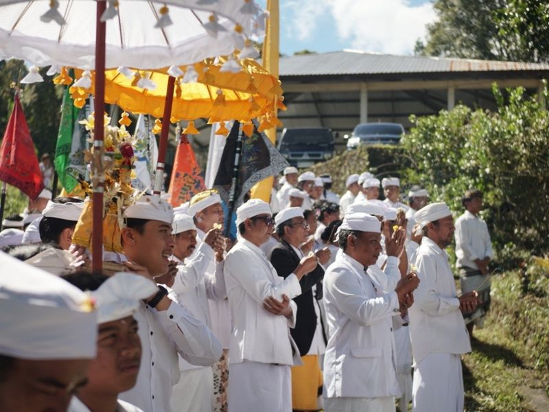 Menyusuri Jejak Pujawali Purnama di Munduk antara Sakralitas dan Kebersamaan