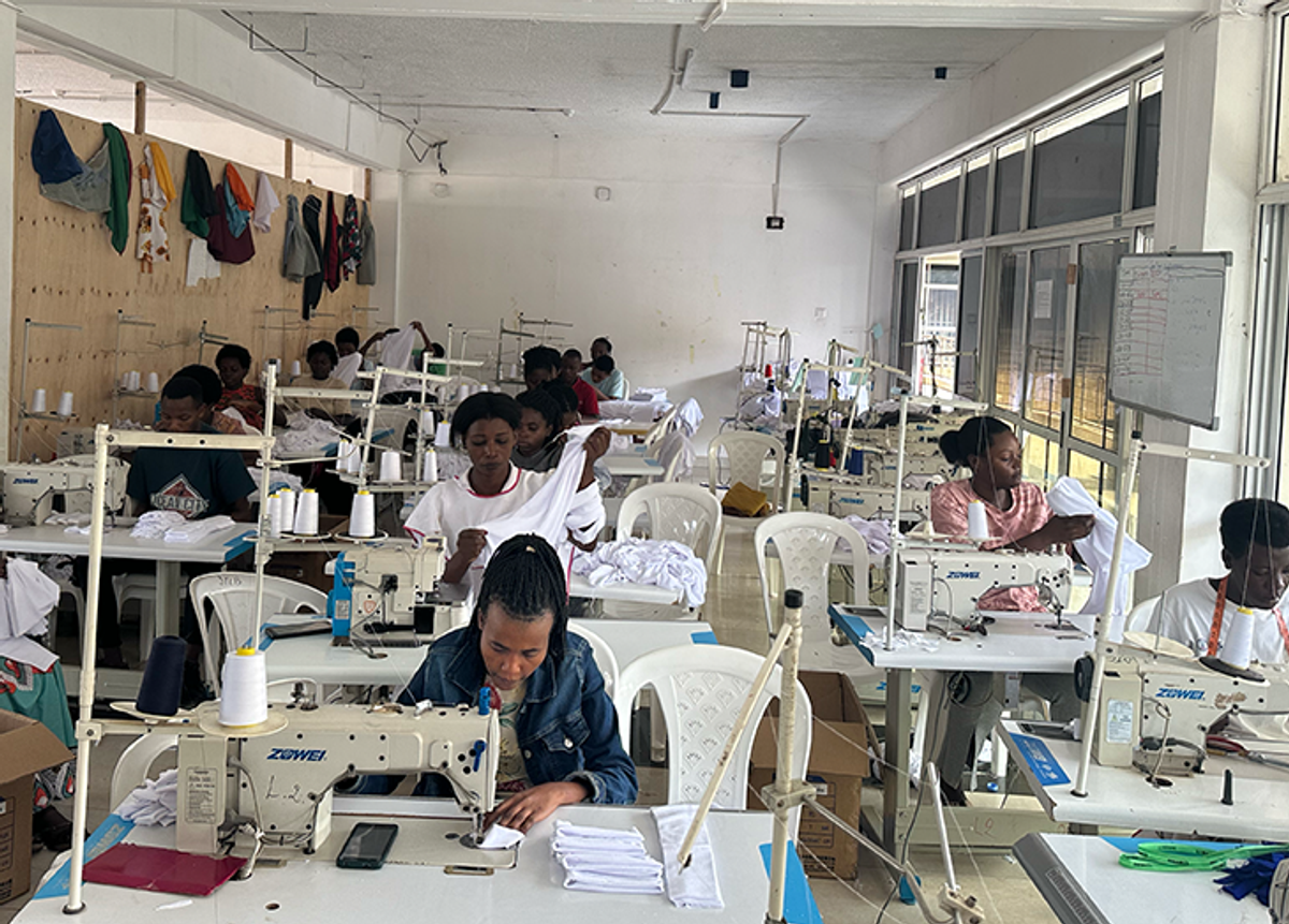 A DIKAM Training Center class at their machines