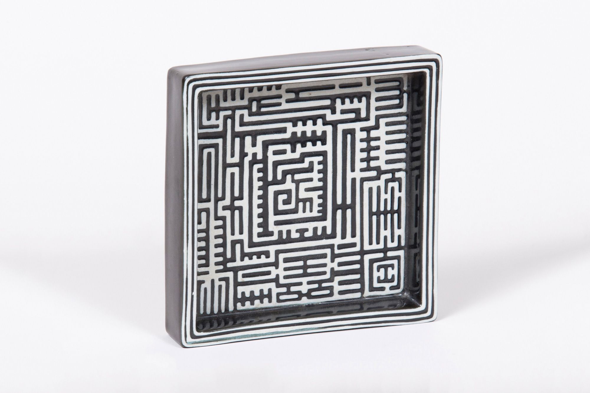 2476 XB2 W9364 mazeashtray web 2