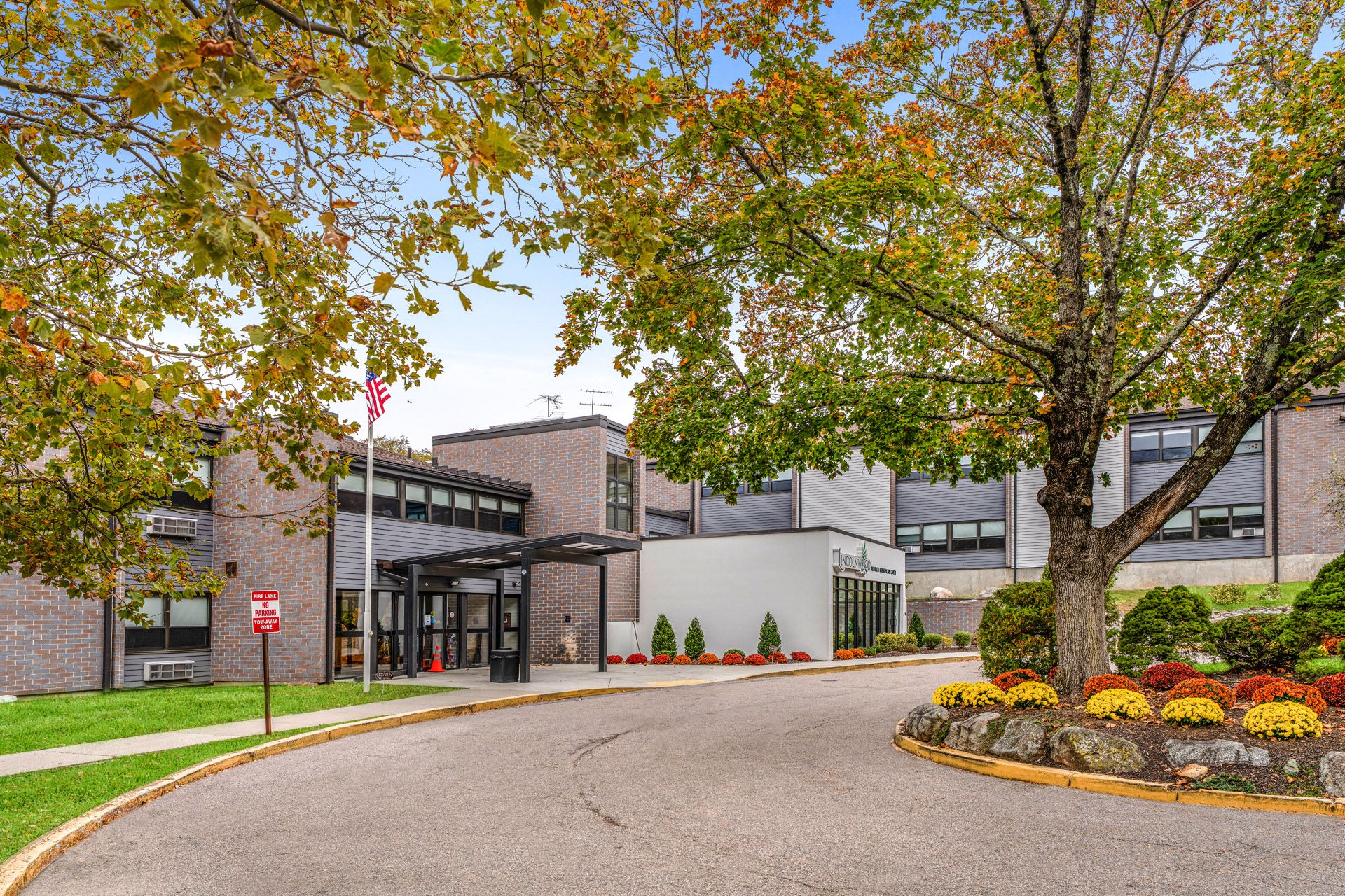 Lincolnwood RI nursing home Exterior main drive 2
