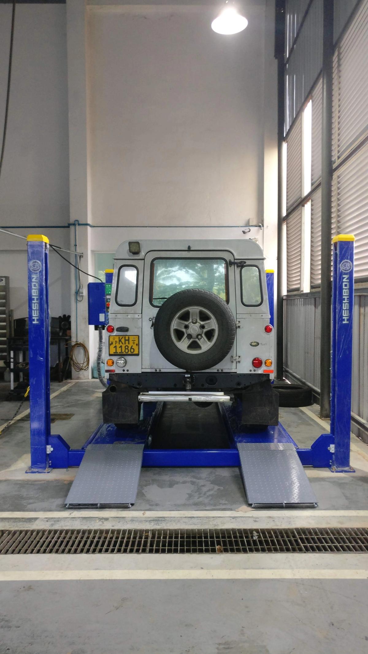 jaguar-land-rover-sri-lanka-workshop-cartec-4 post lift
