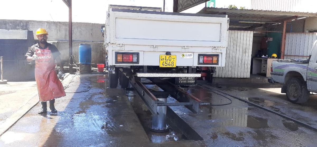 izuzu-heavy-vehicle-truck-service-lift-0