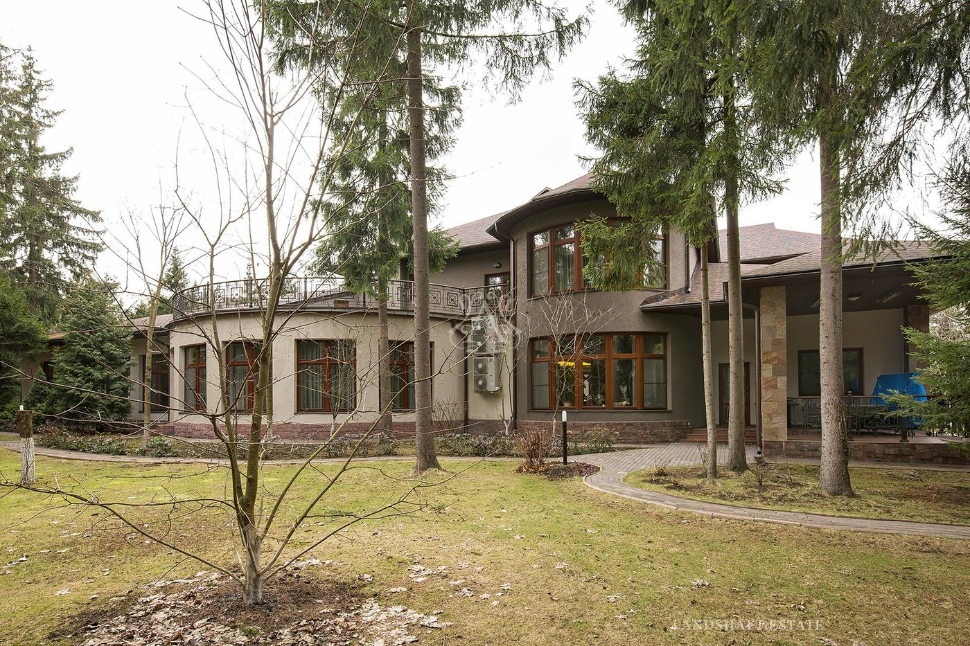 Загородный дом в современной классике на лесном участке