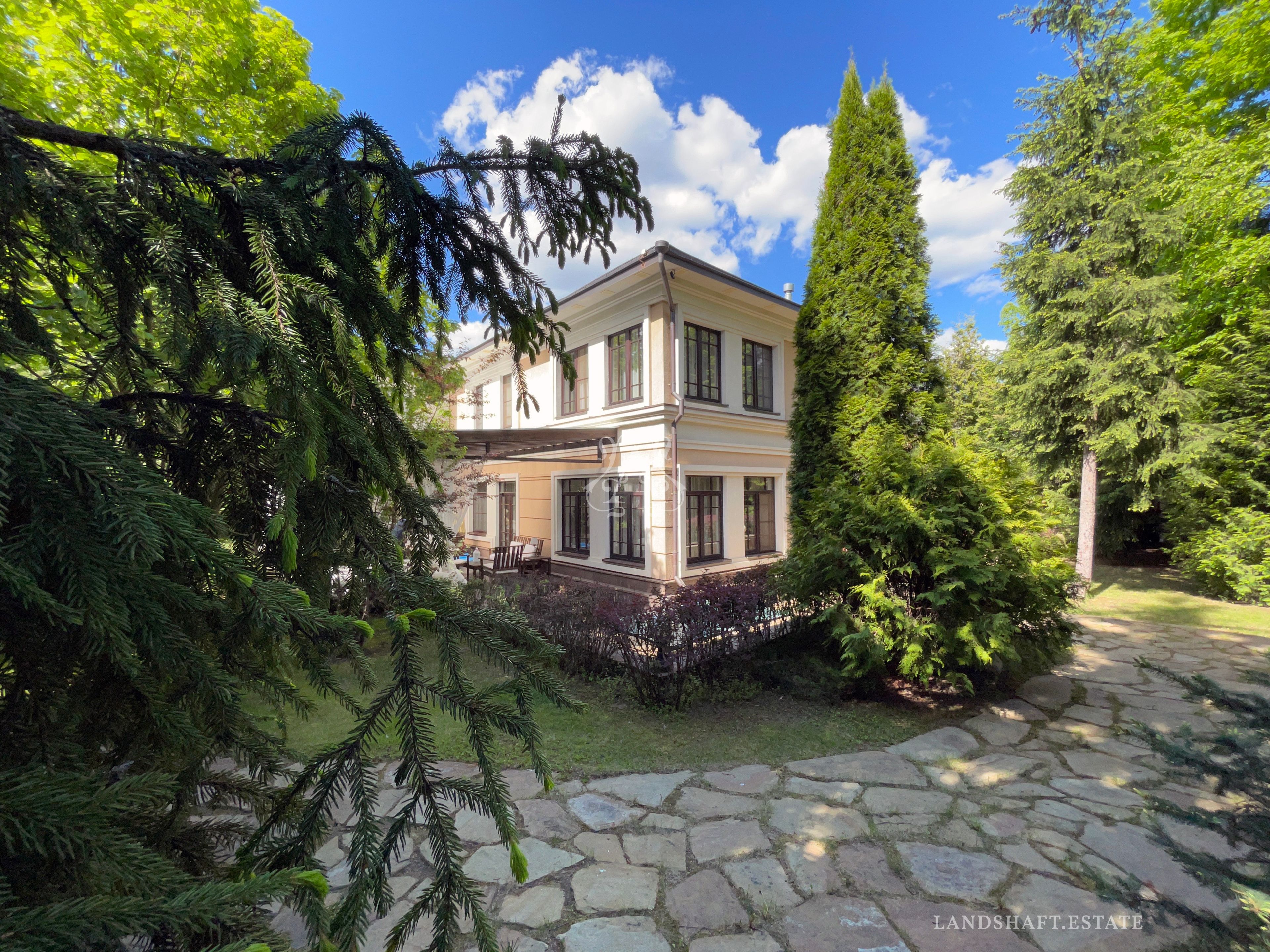 Загородный дом с удачной планировкой и уютной террасой