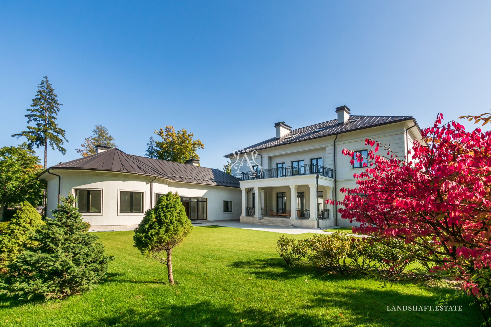 Аренда нового дома в классическом стиле на лесном участке