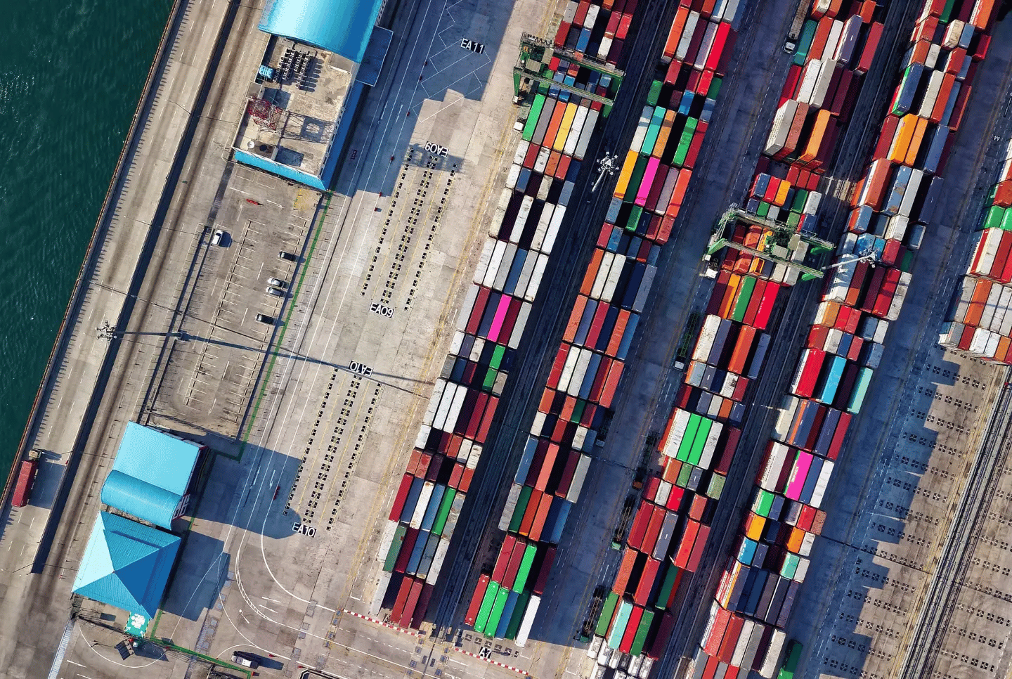 Busy port with containers piling up. Read five of the most prominent trends in the supply chain and logistics industry to keep in mind for 2022.