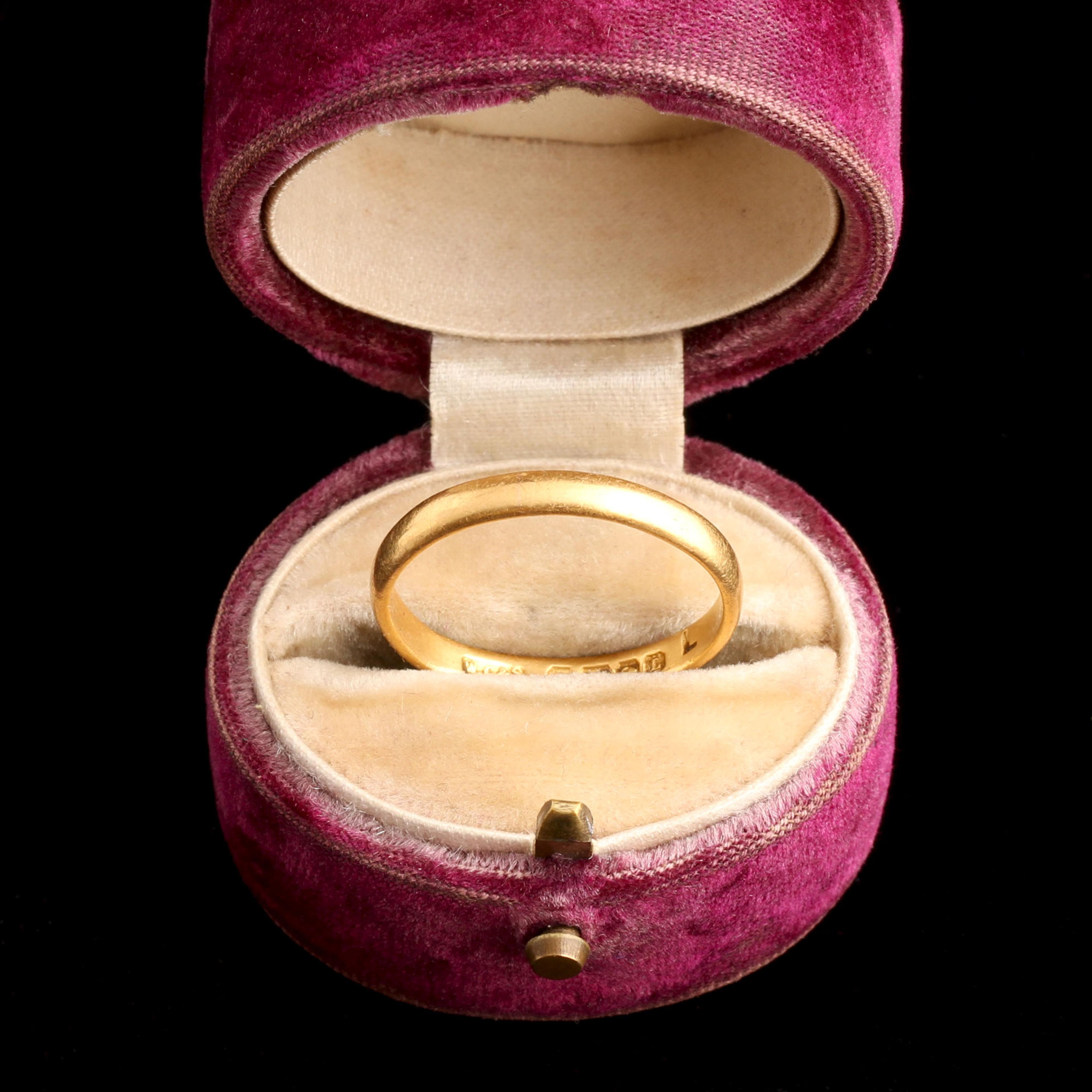 Victorian 22k Gold 2.7mm Wedding Band