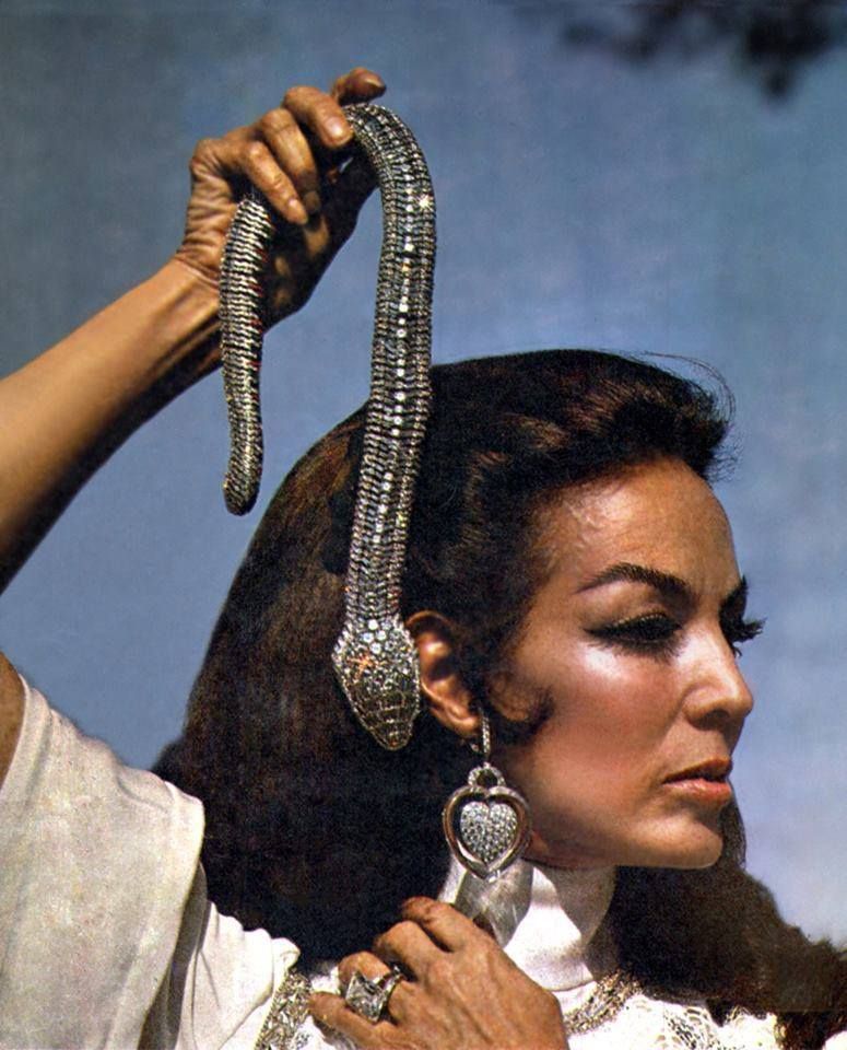 María Félix holding her Cartier snake necklace with 2,473 diamond (178.21 carats)