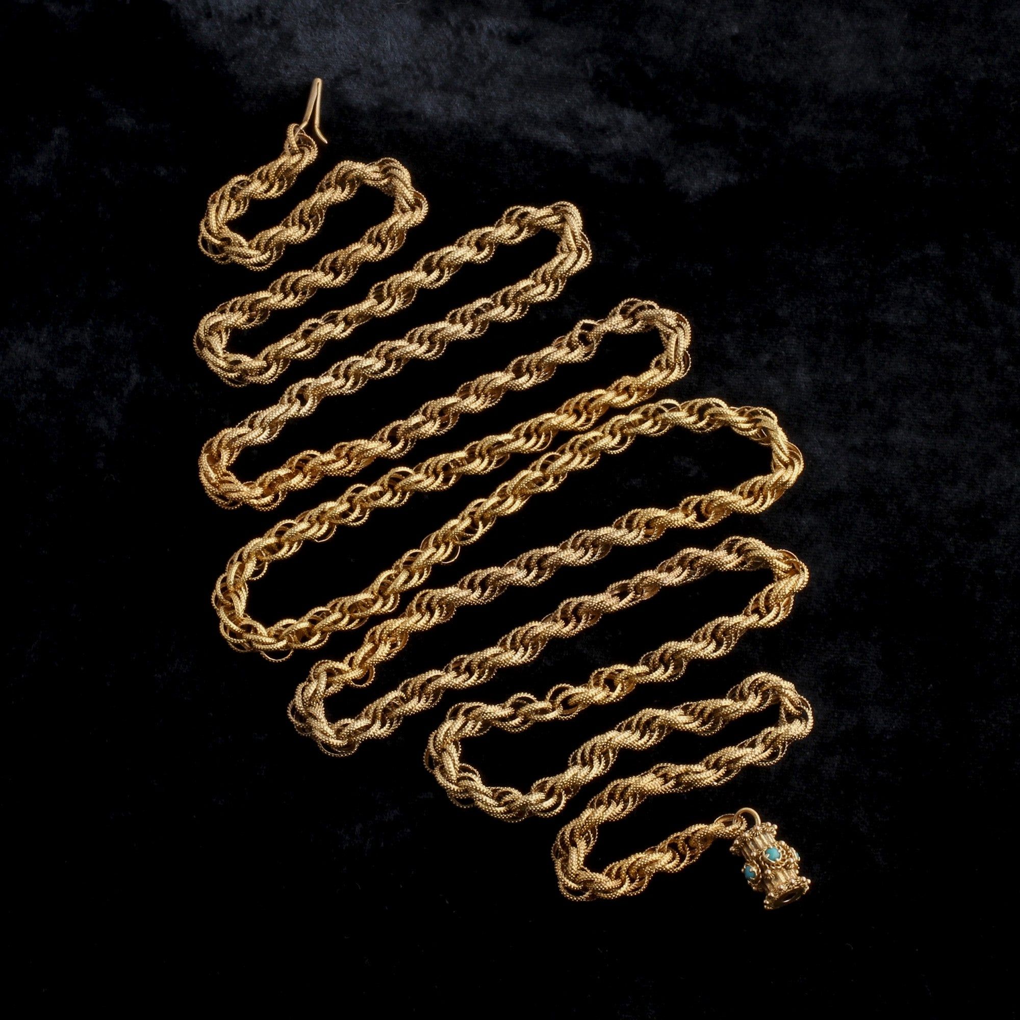 Detail of Georgian 44" Fancy Link Guard Chain