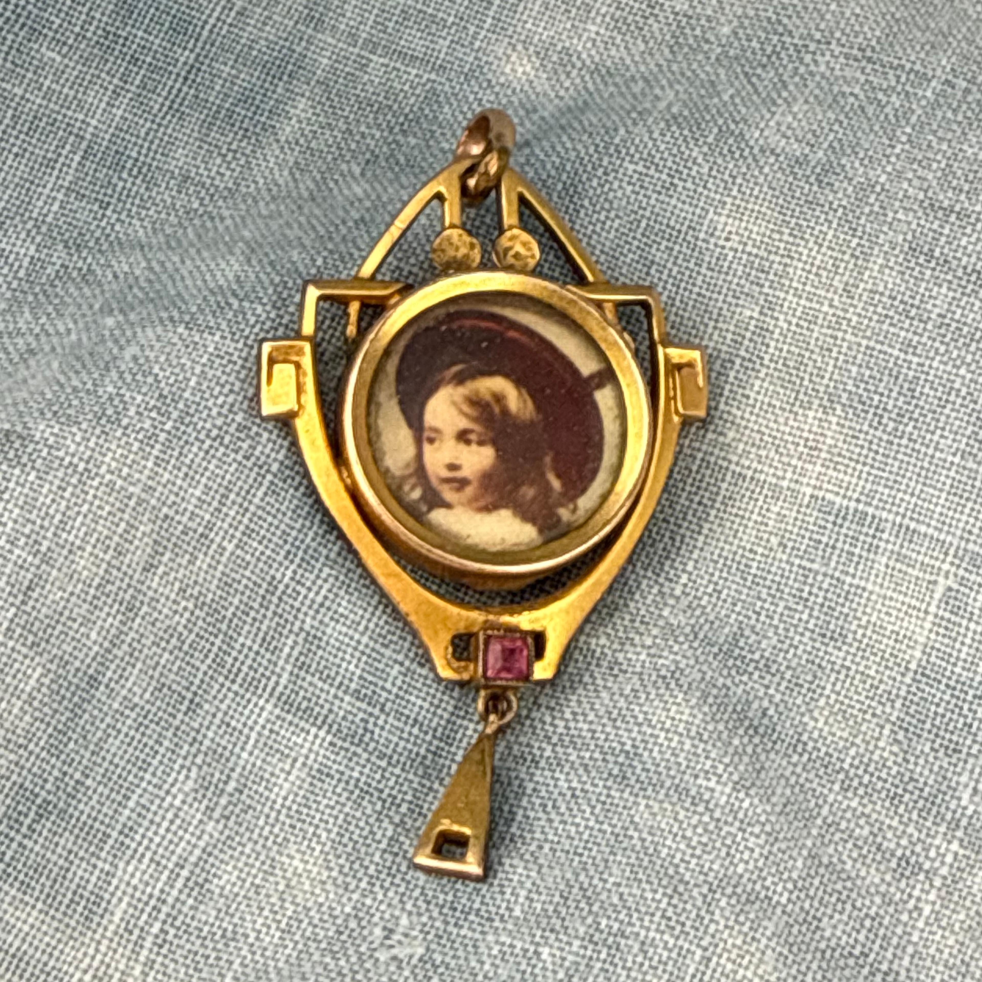 Jugenstil Photo Pendant with Paste