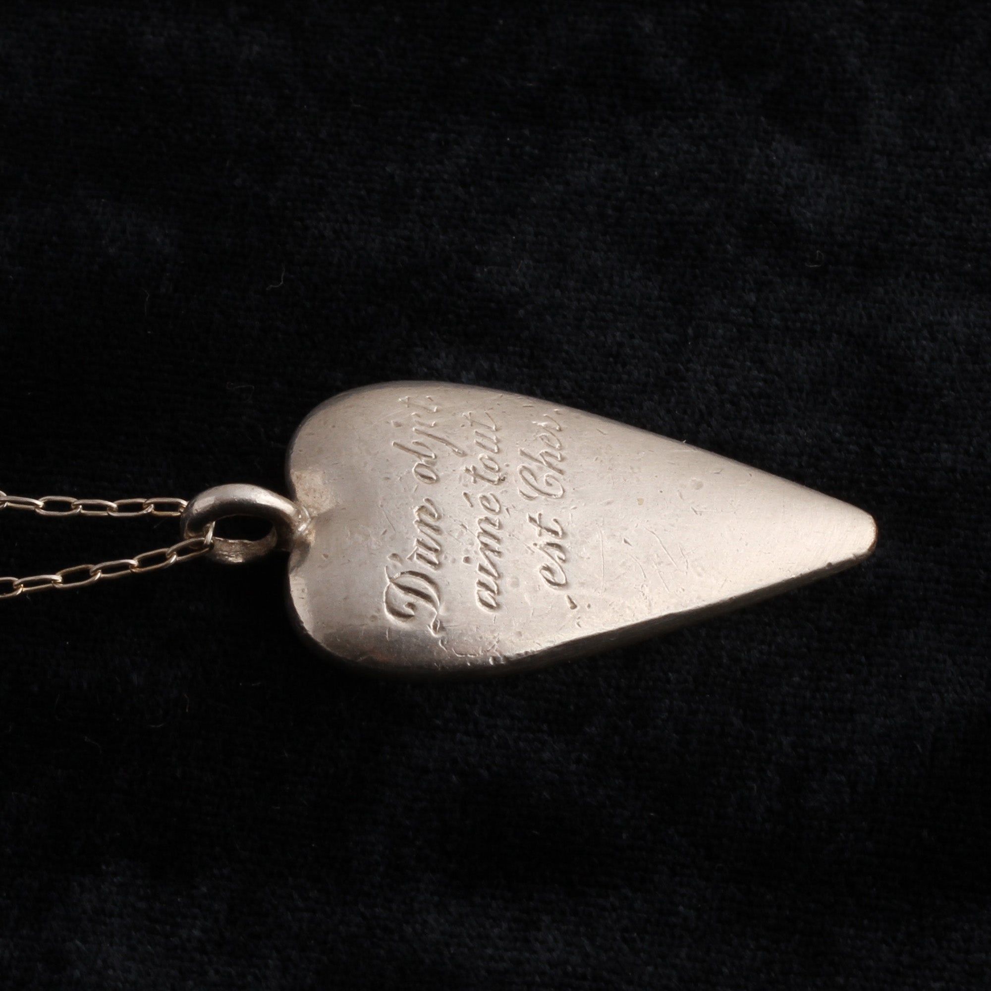 Victorian "D'un objet aimé tout est Cher" Heart Pendant