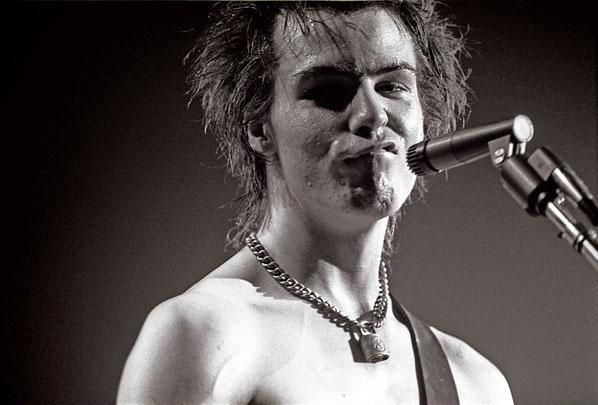 Sid Vicious, January 1978. Chicago Art Department c/o: L. Schorr, CC BY 2.0, via Wikimedia Commons.