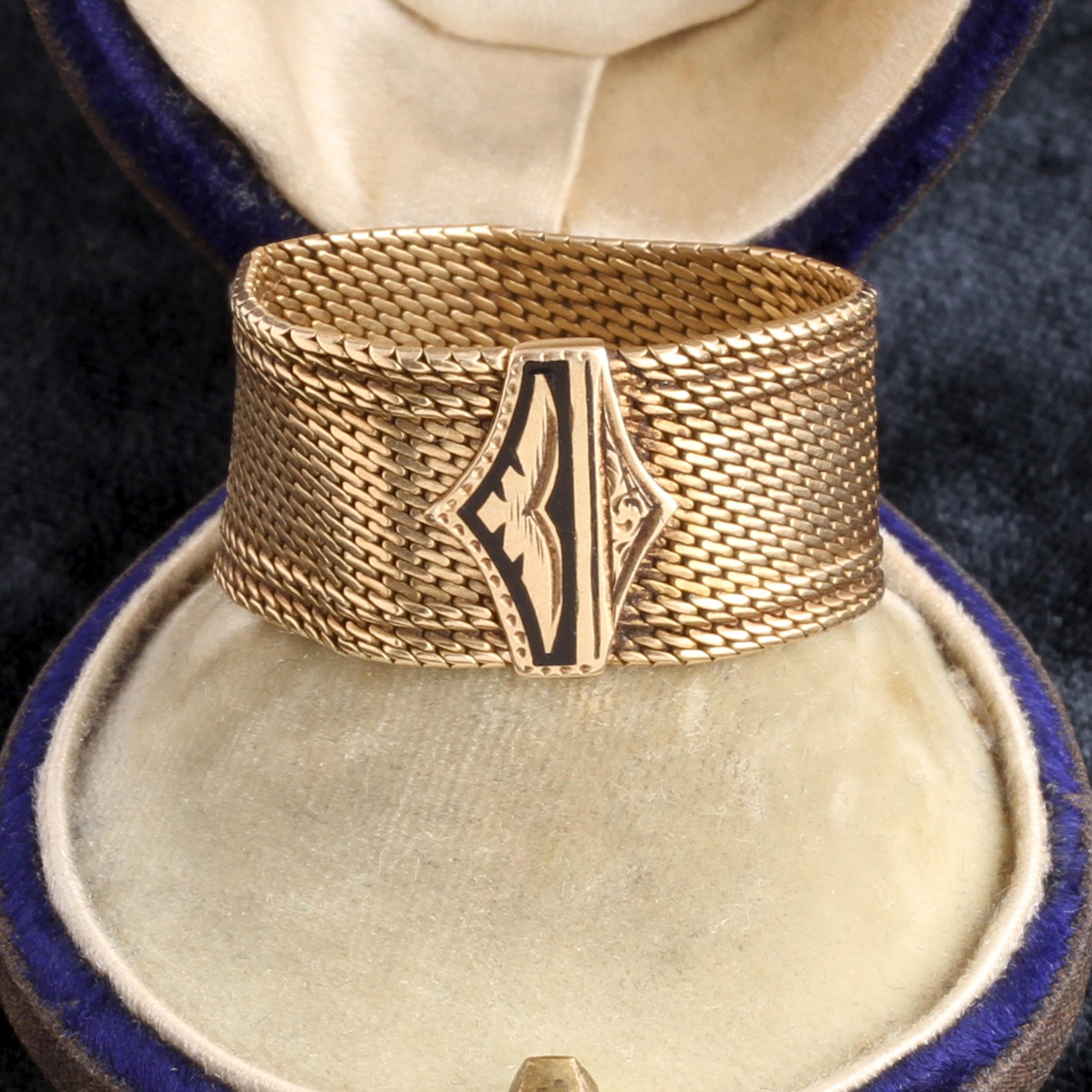 Detail of 1940s Mesh Chain Ring