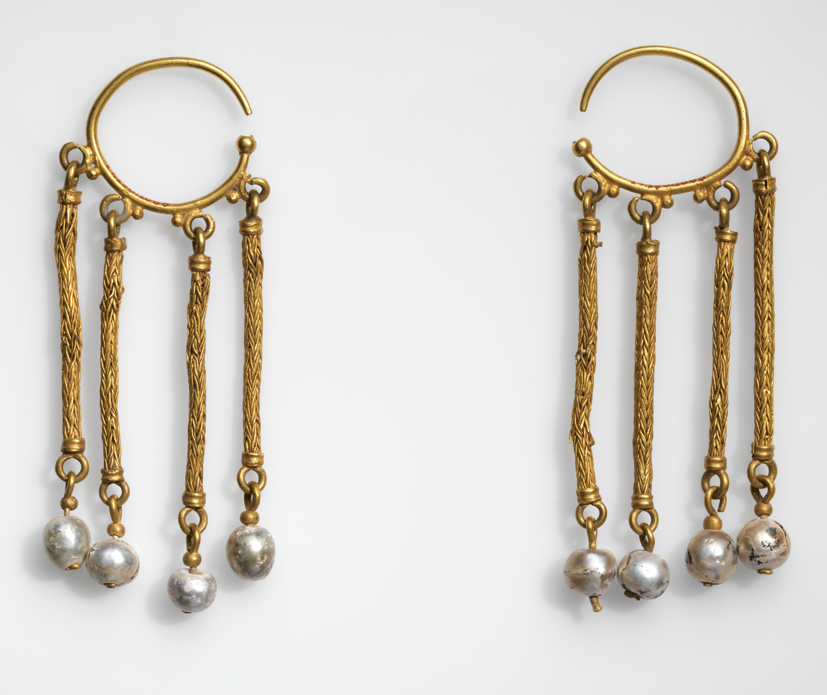 Byzantine earrings, gold and pearls, 6th-7th century, Metropolitan Museum of Art