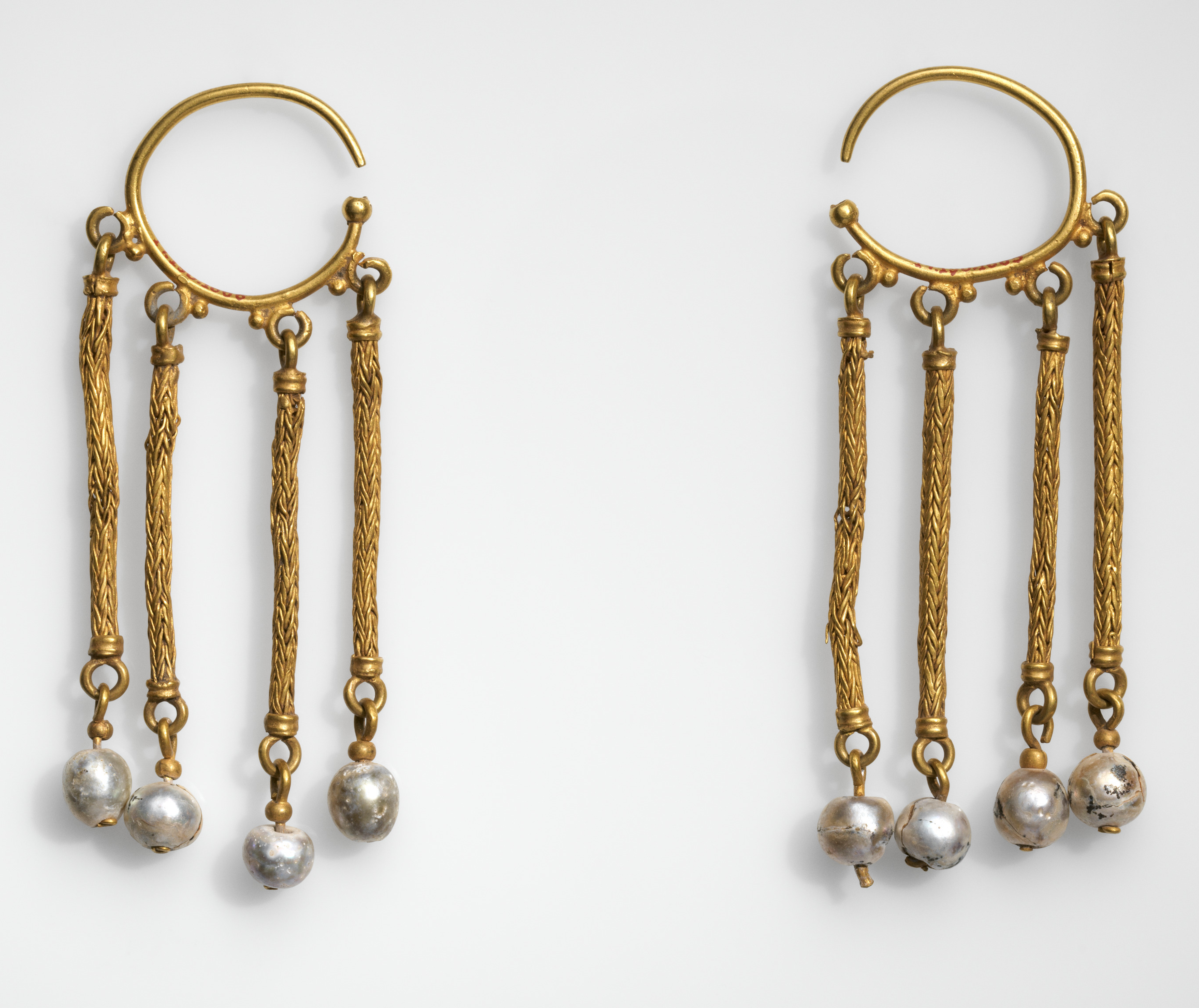 Byzantine earrings, gold and pearls, 6th-7th century, Metropolitan Museum of Art