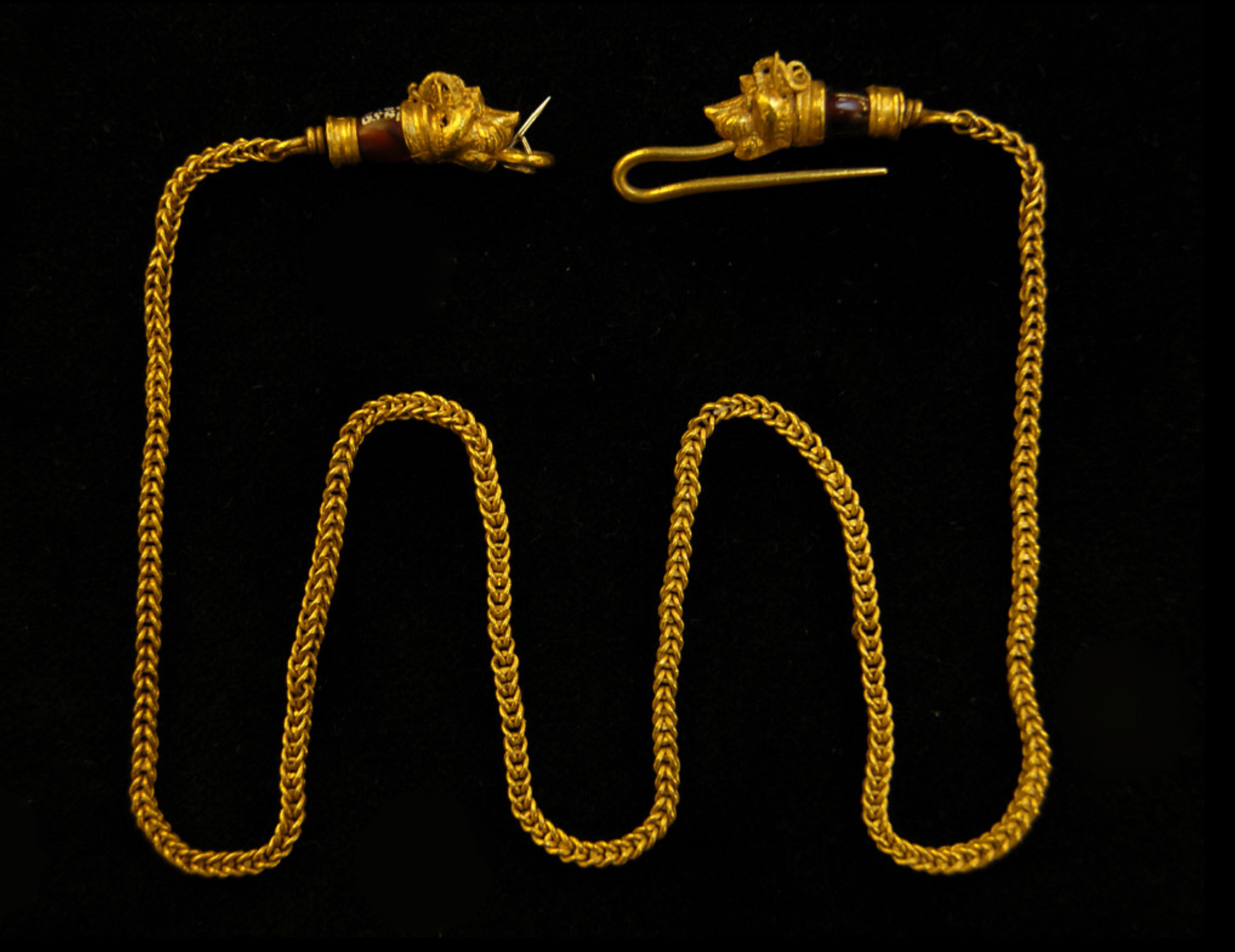 Gold chain with lion's head clasp, 3rd BC, excavated Cyprus, British Musuem.