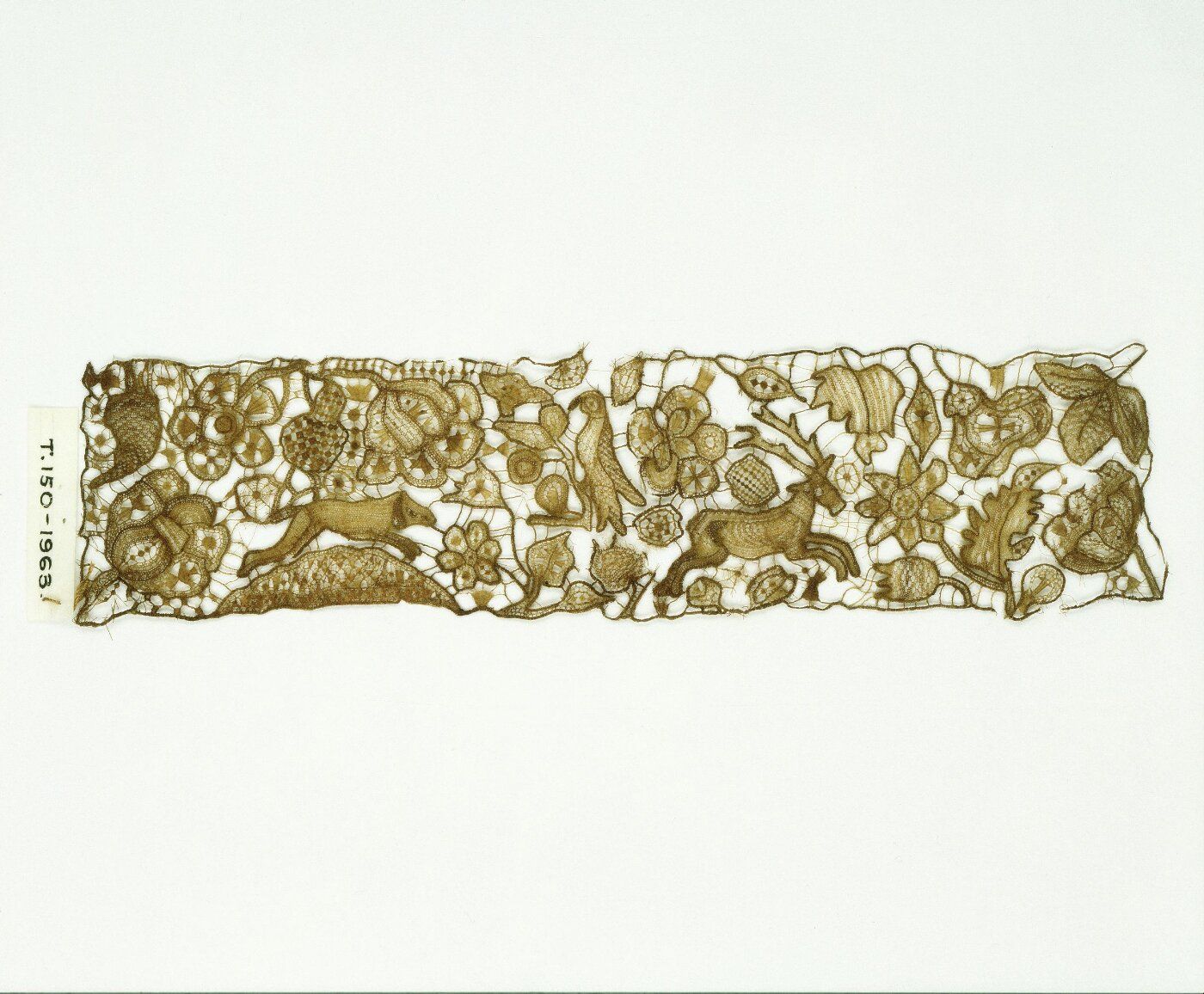Band of lace, ca. 1640-1680, in the collection of the V&A. 