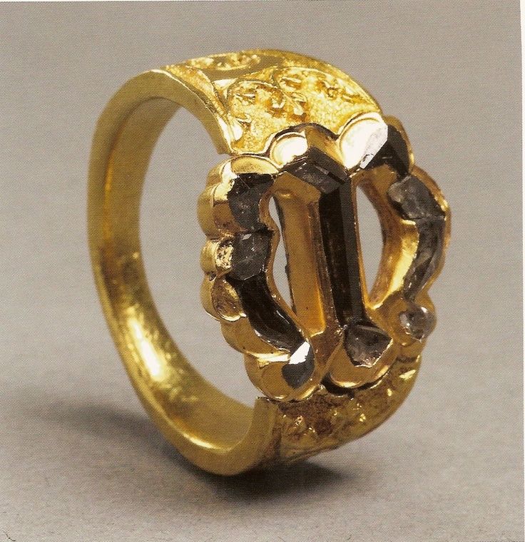 Ring of Mary of Burgundy, gold set with hog-back diamonds in the form of the letter M, ca. 1477. Kunsthistorisches Museum.
