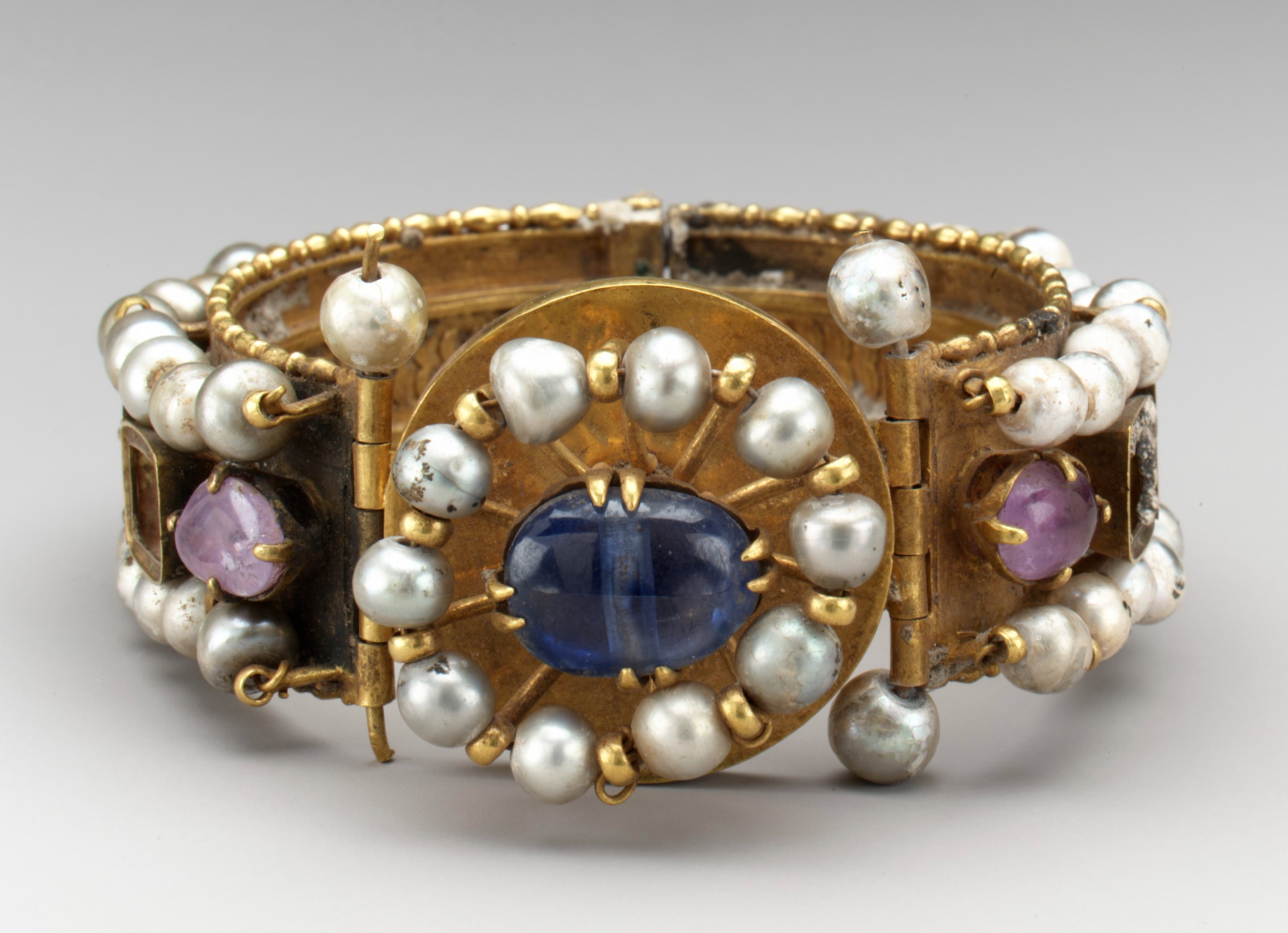 Byzantine bracelet (one of a pair), made in Constantinople, 500-700, etropolitan Museum of Art