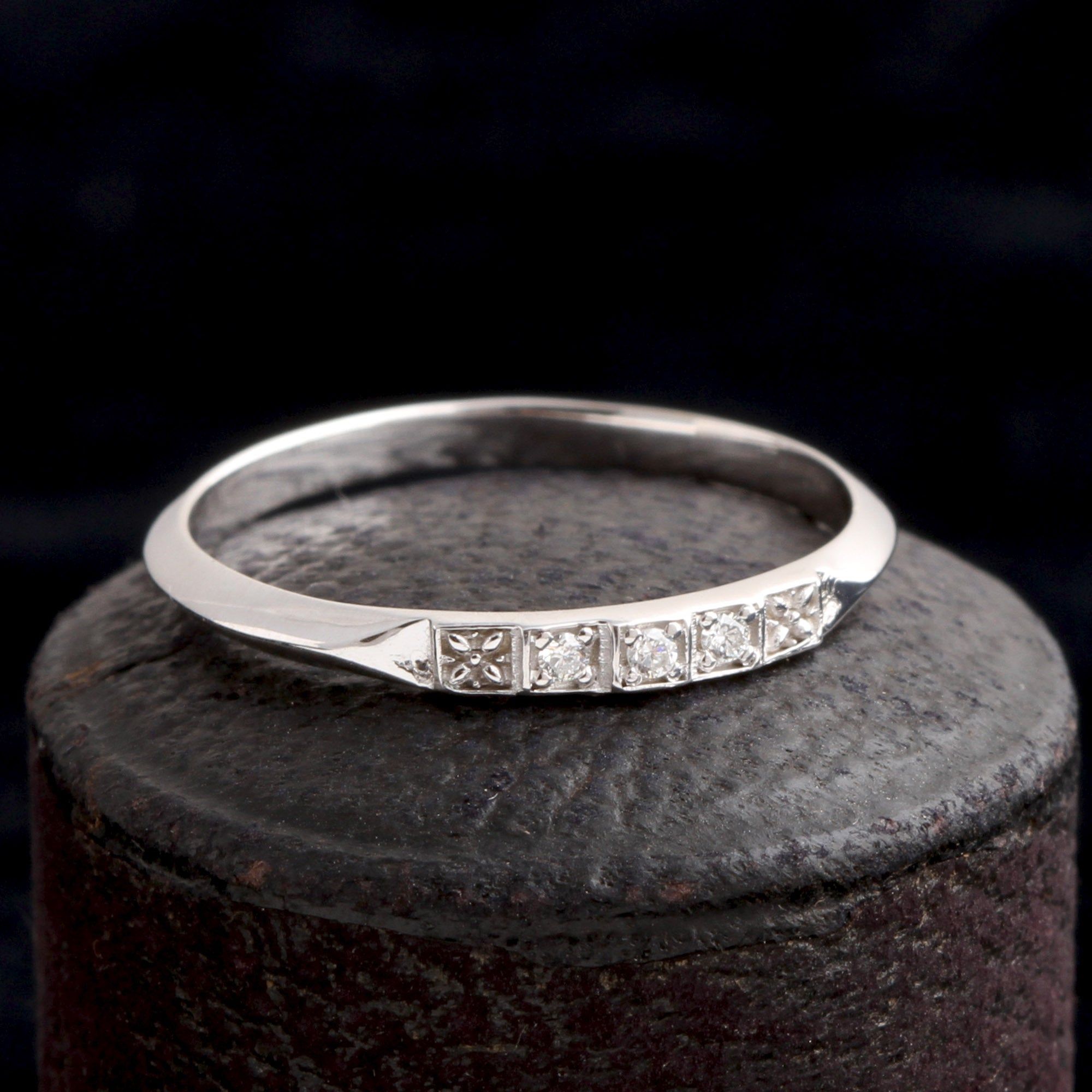 Ziggurat Band in White Gold