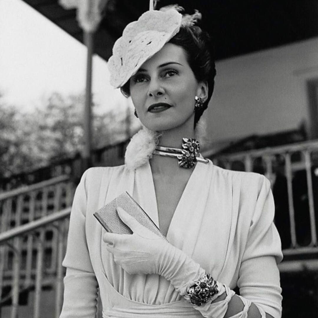 Helene Arpels wearing the Van Cleef & Arpels versatile tubogas called Passe-Partout. It could be worn as a necklace, bracelet or belt.