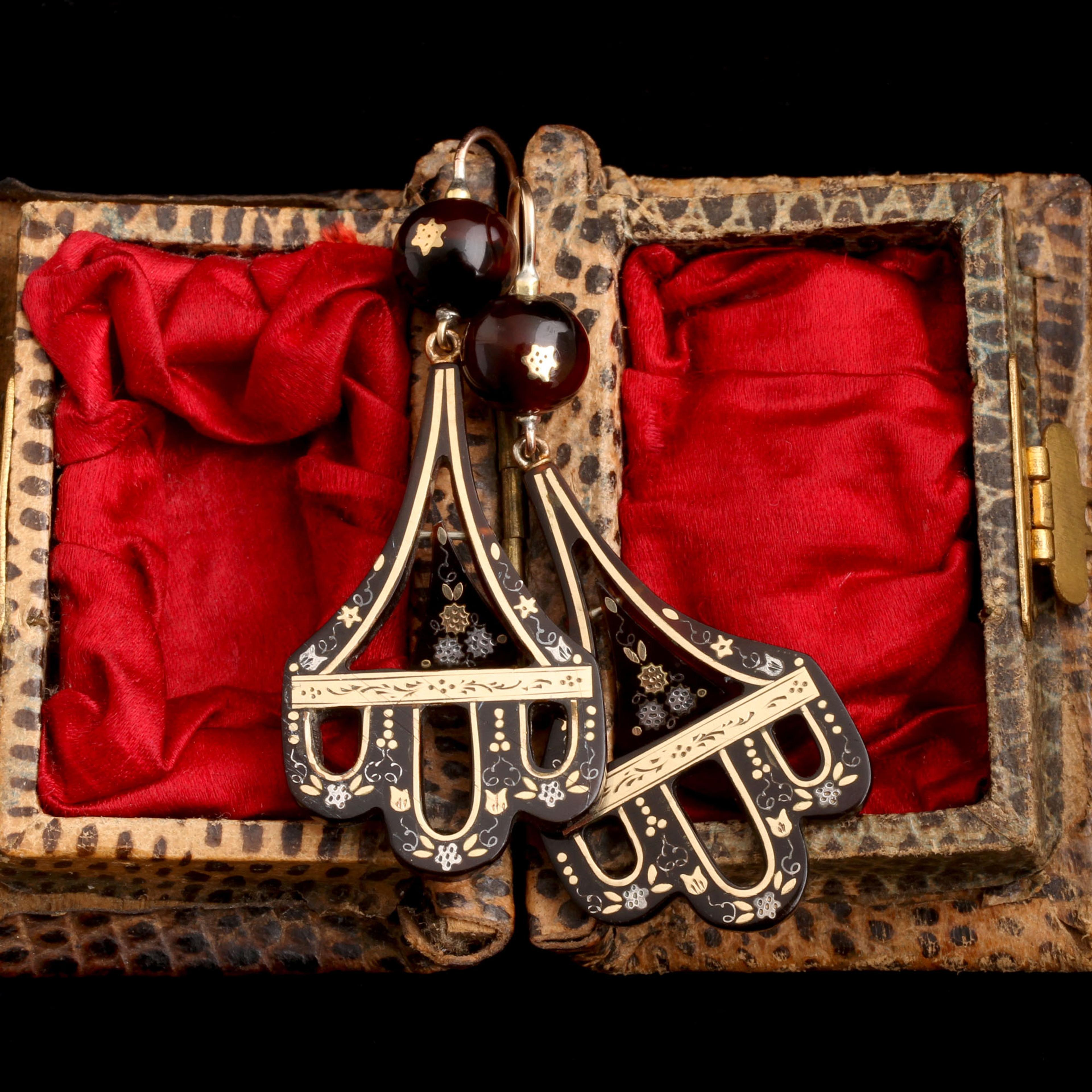 Victorian Scalloped Drop Pique Earrings