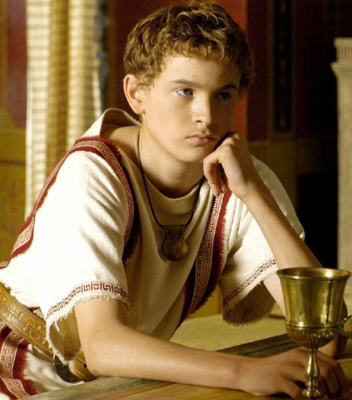 A young Gaius Octavian Caesar wearing a toga praetexta (the toga of boys) and his bulla. Rome, HBO (2005-2007).